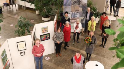 Bild: cog
Bei der Ausstellungseröffnung der Künstlergruppe "Farbtupfer" dabei sind (an den Stellwänden entlang von links) Barbara Koller, Sandra Donhauser, Annemarie Scherbaum, Anja Sippl, Gertrud Fraas, Karin Tröster, Konrad Pirner, Margrit Tennert sowie Annemarie Schmer (vorne links), außerdem Kunstdozentin Nora Matocza (mit Blumenstrauß) und Claudia Mai, die neue Leiterin der VHS (hinten rechts).