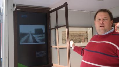 Bild: Hirsch
Bezirksheimatpfleger Tobias Appl öffnet das Fenster in die digitale Welt des Heimat-Mobils und macht Werbung für die Schwandorfer Dokumentarfilmtage.