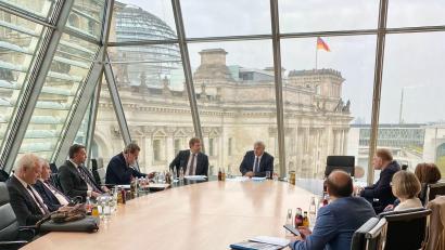 Bild: Doris Hapke
Da hat sich die Ostbayernrunde der CSU-Abgeordneten einen schönen Sitzungssaal ausgesucht. Zum letzten Mal leitete Karl Holmeier den Treff der Politiker aus der Region.