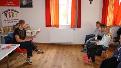 Bild: bjp
Für die Schwarzenbacher Grundschüler gab Franziska Gehm in der Gemeindebücherei Kostproben aus zwei ihrer Bücher über die "Vulkanos" und "Carla Chamäleon".