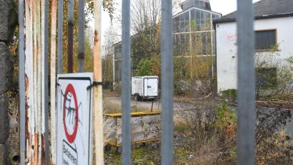 Bild: Gabi Schönberger
Die Tore der Annahütte in Windischeschenbach sind verschlossen, der Boden an vielen Stellen verseucht. Mobile Grundwassereinigungsanlagen ersetzen das Wegfahren des hoch belasteten Grundwassers aus den Untersuchungsbohrungen.