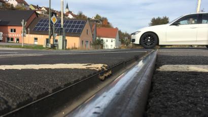 Bild: upl
Der Asphalt am Bahnübergang in Nabburg soll ausgewechselt werden.
