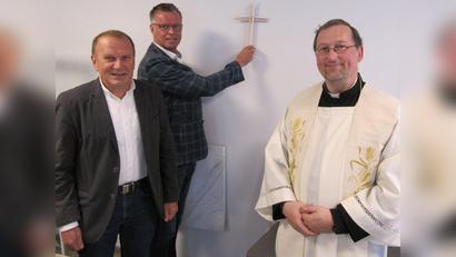 Bild: fg
Ortssprecher Hans Scharl, Bürgermeister Hermann Falk und Pfarrvikar Christian Preitschaft bringen im neuen Gemeinschaftshaus von Burgstall das von der Stadt Hirschau gestiftete Kreuz an.