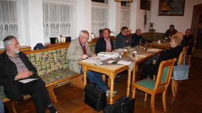 Bild: bjp
Vorsitzender Werner Walberer und Schriftführer Werner Lustig (Dritter und Zweiter von links) hatten zur Diskussion gestellt, den Vereinszweck des "Fördervereins für kirchliche und soziale Zwecke" großzügiger zu fassen.