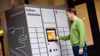 Bild: Moritz Frankenberg/dpa
Für die Ausgabe von Ausweisen an Abholstationen – im Bild ein Terminal in Langenhagen – gibt es in Bayern noch rechtliche Vorbehalte.
