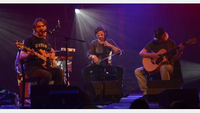 Bild: dob
"Rising Storm" mit den Bandmitgliedern Erich Forster (Gitarre), Buutz Richtmann (Cajon) und Stefan Puhane (Bass, Gesang) sowie Cellistin Karin Ehrmann begeistern in der Stadthalle das Publikum.