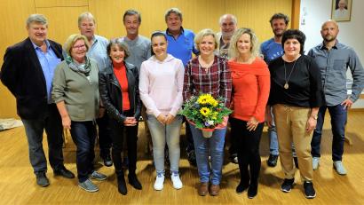 Bild: wlr
Die Tennisvorstandschaft in fast unveränderter Form. Nach vielen Jahren wurde Kornelia Gebhardt (mit Blumen) aus dem Gremium verabschiedet. Alle anderen freuen sich auf die Herausforderungen der nächsten zwei Jahre.