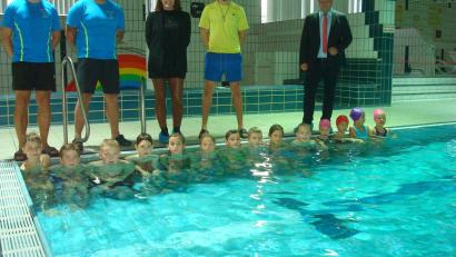 Bild: wmr
Städtische Bademeister bringen sich in den nächsten Wochen in den Schwimmunterricht an der Grundschule Mitterteich ein. Im Bild einige Erstklässler mit den Bademeistern Stefan Pelz und Stefan Helgert, Rektorin Petra Andritzky, Lehrer Benno Nitsch und Bürgermeister Stefan Grillmeier.