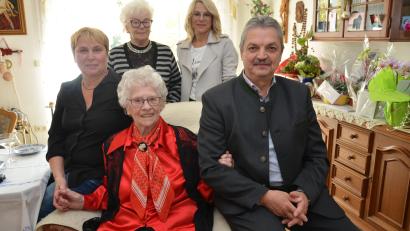 Bild: dob
Welch eine Freude für Elisabeth Hirsch, dass Bürgermeister Andreas Wutzlhofer mit Frau Barbara zum Gratulieren vorbeikamen. Den Glückwünschen schlossen sich auch Lotte Hofmann von der Krebsselbsthilfegruppe (hinten, links) und die neue FU-Vorsitzende Michaela Reger (Zweite von rechts) an.