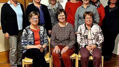 Bild: R. Kreuzer
So sieht der Vorstand des Katholischen Frauenbunds St. Konrad nach den Neuwahlen aus: Vorsitzende Agnes Hartwig (sitzend, Mitte), erste Schriftführerin Gaby Narozny (sitzend, rechts), (hintere Reihe, von links) Schatzmeisterin Monika Völkl, zweite Vorsitzende Anita Hösl, Beisitzerin Angela Solter, zweite Schriftführerin Regina Weiß, Beisitzerin Annette Betting, Beisitzerin Gabi Langhoff und Beisitzerin Sabine Della Putta.