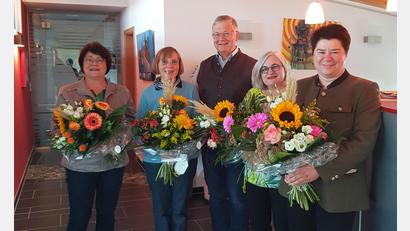 Bild: Elisabeth Herrmann/exb
Bei der TK Kummert-Treuhand gab es vor Kurzem Grund zu feiern. Firmeninhaber Anton Kummert ehrte Marianne Schön (links) und Sabine Hofbauer (rechts) für ihr 30-jähriges Dienstjubiläum. Birgit Hohlmeier (Zweite von rechts) ist 10 Jahre im Betrieb. Annemarie Bock (Zweite von links) verabschiedete Kummert in den Ruhestand.