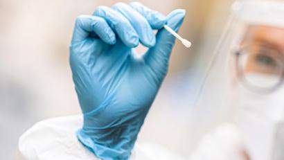 Symbolbild: Moritz Frankenberg/dpa
Eine medizinische Mitarbeiterin hält einen Tupfer für einen Abstrich für einen Corona-Test in der Hand. Am Dienstag gab es sieben positive Coronatests im Landkreis Tirschenreuth