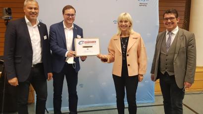 Bild: StMAS/Sebastian Kraft/exb
Kreisjugendring-Vorsitzender Jürgen Preisinger und Bezirksjugendring-Vorsitzender Philipp Seitz (von links) überreichten mit Landesjugendring-Präsident Matthias Fack zahlreiche Anregungen aus dem Landkreis Tirschenreuth an Sozialministerin Carolina Trautner.