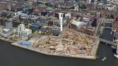 Bild: Burkhard Kuhn
Ein Blick auf die entstehende Hafen-City. Im Hintergrund ist die Speicherstadt zu sehen, etwas weiter links schließt sich die Elbphilharmonie an.