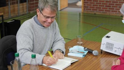 Bild: fks
Mit viel Freude signierte Kinderbuchautor Fabian Lenk seine Bücher für die Grundschulkinder.