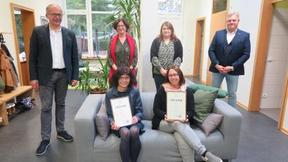 Bild: jzk
Bürgermeister Roman Schäffler, Kita-Leiterin Angelika Lober, Personalratsvorsitzende Angelika Kaufmann und Geschäftsstellenleiter Reinhard Herr (stehend von links) gratulierten Beate Rodler und Evi Krauß (sitzend von links) zu ihren Dienstjubiläen.