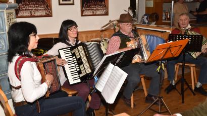 Bild: hcz
Das Quartett "Zieh-Harmonie Grafenwöhr" war zum ersten Mal beim Musikantentreffen der "Nordoberpfälzer Musikfreunde" dabei: (von links) Lilia Gette, Christine Geyer, Hans Mehrl und Willi Winderl.