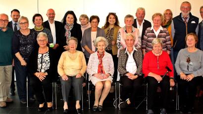 Bild: R. Kreuzer
Die zahlreichen Geehrten der Parkinson Selbsthilfegruppe Weiden mit den Gästen, Gastrednern, Ehrengäste, Stadträten und Spendern. 3. Stehend von links ist Veronika Lederer, 5. stehend von links ist Referent Dr. Martin Winterholler.