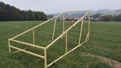 Bild: Petra Hartl
Mit Gerüsten demonstrieren die Stadtwerke, wie ungefähr die Photovoltaik-Paneele künftig auf dem Acker am Postweiher stehen werden.