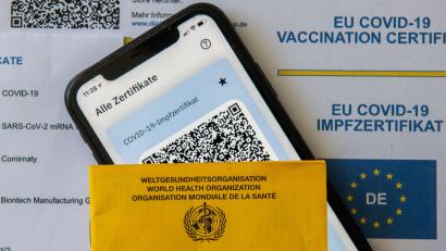 Symbolbild: Stefan Puchner/dpa
Etwa zehn Personen sollen versucht haben, sich in einer Apotheke im Landkreis Lichtenfels mit gefälschten Impfausweisen digitale Zertifikate zu ergaunern.