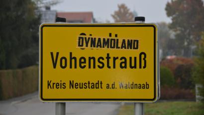 Bild: dob
Welche Bedeutung hat der "Dynamoland"-Sticker am Vohenstraußer Ortsschild.