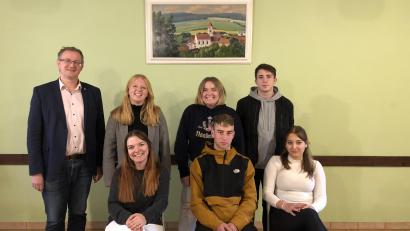 Bild: ga
Die neue Vorstandschaft der KLJB Unterauerbach: Anna Scheuerer, Florian Rieger, Magdalena Fink (sitzend von rechts), Robin Kiener, Raphaela Schart, Sara Rieger und Bürgermeister Franz Grabinger (stehend von rechts).