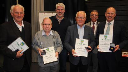 Bild: kro
Manfred Scheld, Dieter Zölfel, Rüdiger Pompl und Benedikt Bisping (vorne von links) erhielten die Verdienstmedaille der Stadt Tirschenreuth. Dazu gratulierten die beiden Bürgermeister Franz Stahl und Thomas Weiß (hinten von rechts).
