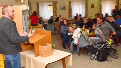 Bild: fjo
Die Eröffnung der kombinierten Bayernausstellungen legt der Waidhauser Kleintierzuchtverein in die Hände des Waidhauser Bürgermeisters, Markus Bauriedl (links).