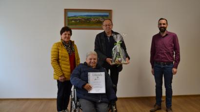 Bild: gi
Bürgermeister Armin Bulenda (rechts) dankte und ehrte das Urlauberpaar Renate und Ingo Walkowiak. Begleitet wurden sie von Gastgeberin Erna Enslein.