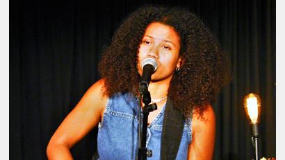 Bild: stg
Ami Warning war am Samstagabend mit ihrer Band im Schafferhof in Neuhaus zu Gast