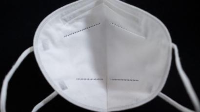 Symbolbild: Daniel Karmann
Eine FFP2-Maske liegt auf einem Tisch.