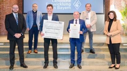 Bild: Hauke Seyfarth/exb
Bei der Verleihung des Staatspreises "Ländliche Entwicklung in Bayern" an die Gemeinde Speinshart gibt es nur strahlende Gesichter. Unser Bild zeigt von rechts Ministerin Michaela Kaniber, Architekt Georg Zunner, Bürgermeister Albert Nickl, zweiten Bürgermeister Roland Hörl, Kurt Hillinger vom Amt für Ländliche Entwicklung und Landrat Andreas Meier.