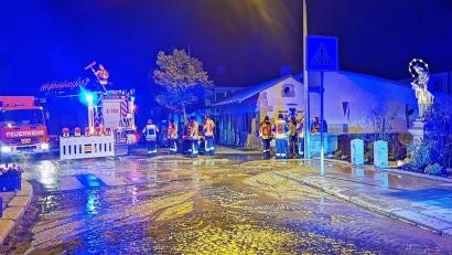 Bild: mde
in Wasserrohrbruch zwischen Cammerloher- und Stadtplatz rief auch die Kemnather Feuerwehr auf den Plan: Gegen 3 Uhr konnte die Wasserleitung abgestellt werden. Bis Montagvormittag waren einige Haushalte im Umfeld der Stadtpfarrkirche ohne fließendes Wasser.