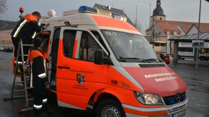 Archivbild: jr
Die Feuerwehr bestückte im März 2020 das Katastrophenschutzfahrzeug mit der mobilen Warnanlage, um die Verhängung der Ausgangssperre in Mitterteich durchzusagen. Das Gerät hat sich laut Kreisbrandrat Andreas Wührl bewährt.