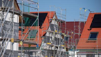 Bild: Boris Roessler/dpa
Es wird gebaut, gebaut, gebaut in Bayern: Immer mehr Flächen werden durch Wohn- oder Gewerbebauten verbraucht.