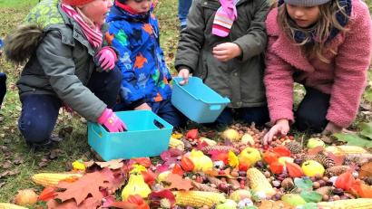 Bild: jml
Was gehört denn nun wohin? Beim Legen des kreisrunden Bildes werden aus Kindern kleine Künstler.