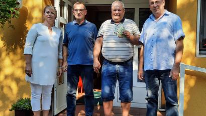 Bild: jzk
Bei der Geldübergabe im Altenheim Capljina: Ivona Kraljic, die Leiterin des Altenheims, Bernhard Krannich, Drazan Cule, Präsident des Wohltätigkeitsvereins in Capljina, und Klaus Fiebig.
