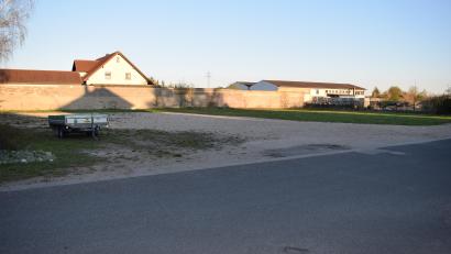 Bild: bnr
Auf dieser freien Fläche in der Naabstraße soll der neue Kindergarten mit Krippe gebaut werden.