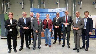 Bild: Hirsch
Architekt Eric Frisch, OB Andreas Feller, stellvertretender Landrat Richard Tischler, Hauptgeschäftsführer Jürgen Kilger, MdB Tina Winklmann, Ministerialdirigent Boris Petschulat, HWK-Präsident Georg Haber, Regierungspräsident Axel Bartelt und stellvertretender Hauptgeschäftsführer Hans Schmidt (von links) besichtigten das neue Zentrum für digitale Gebäudetechnik.