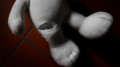 Symbolbild: Karl-Josef Hildenbrand/dpa
Ein Stofftier mit einem Riss am Bein als Symbol für misshandelte Kinder: Die polizeiliche Kriminalstatistik des Bundeskriminalamts listet für das Jahr 2020 bundesweit 4918 Fälle von Misshandlung Schutzbefohlener auf. Für Entsetzen in der Region sorgt der Fall eines schwer misshandelten Babys aus der Großgemeinde Vilseck.