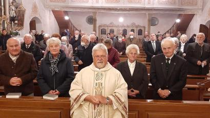 Bild: rgl
Die Jubelpaare zusammen mit Pfarrer Arnold Pirner in der Kirche.