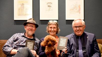 Bild: Christine Flor
Gedichte und Texte von Kevin Coyne und Jürgen Huber (rechts) lasen Stefan Voit (links) und Gisela Bender (Mitte) vom Gisela-Verlag Regensburg im KaffeeKollektiv. Die Lesung begleitete die Ausstellung von Bildern des britischen Musikers, Dichters und Malers Kevin Coyne.