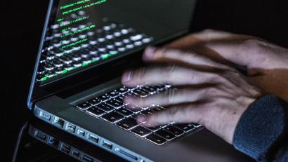 Bild: Paul Zinken/dpa
In Georgien und Israel wurden am Dienstag elf Haftbefehle wegen "Cybertrading" erlassen.