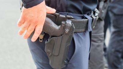 Bild: Julian Stratenschulte/dpa
Unfall beim Schießtraining in Winkerling: Angeblich löste sich der Schuss beim Holstern der Waffe.