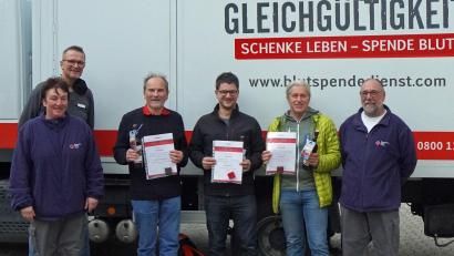 Bild: BRK Wiesau/exb
Treue Blutspender ehrte das BRK Wiesau. Von links: Cornelia Klarner, Leitung sozialer Dienst, Matthias Freund, Gebietsreferent Spenderbetreuung des Bayerischen Roten Kreuzes, Karl-Georg Haubelt (150 Spenden), Andreas Konz (25), Armin Eger (100) und Richard Meierl, stellvertretender Bereitschaftsleiter BRK Wiesau.