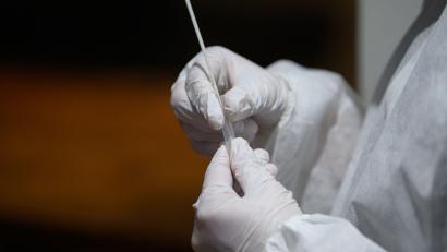 Symbolbild: Robert Michael/dpa
Die Zahl der Corona-Infektionen steigt im Landkreis Wunsiedel stark an.