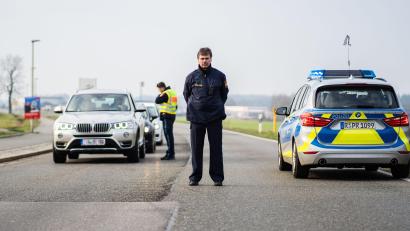 Archivbild: Nicolas Armer/dpa
Polizisten kontrollieren die Ortsein- und Ausfahrt von Mitterteich.