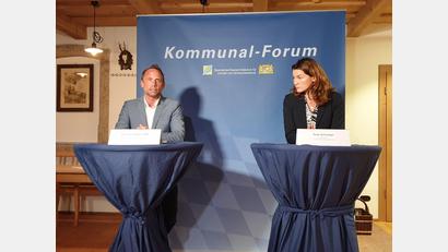Bild: gib
Bayerns Umweltminister Thorsten Glauber und die Regensburger Landrätin Tanja Schweiger stellten die Ergebnisse des Oberpfälzer Kommunalforums vor.