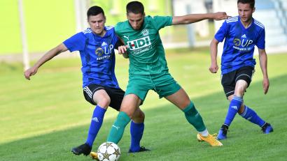 Bild: Alfred Schwarzmeier
Das Saisonauftaktspiel zwischen der SpVgg SV Weiden und dem SV Fortuna Regensburg endete nach hart umkämpften 90 Minuten mit einem 1:0-Sieg für die Weidener. In dieser Szene versuchen Stefan Graf (links) und Moritz Zeitler (rechts) einen Fortuna-Spieler vom Ball zu trennen.