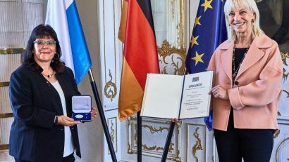 Bild: Gert Krautbauer/exb
Große Ehre für Dolores Longares-Bäumler. Im Rokokosaal in Augsburg erhält sie aus den Händen von Staatsministerin Carolina Trautner die Bayerische Staatsmedaille für soziale Verdienste.